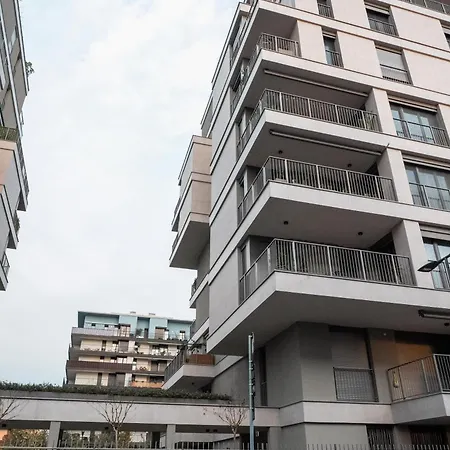 Apartment Crespi Terrace, Private Parking, A Few Steps From The Metro